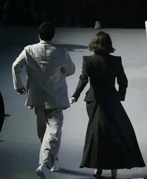 为了吃瓜进娱乐圈见红了